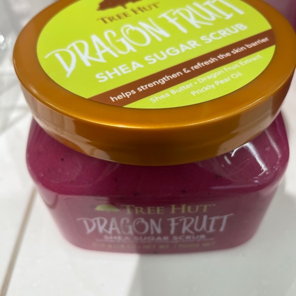 NEW - Tree Hut Dragon Fruit Shea Sugar Scrub - Picture 2 of 3